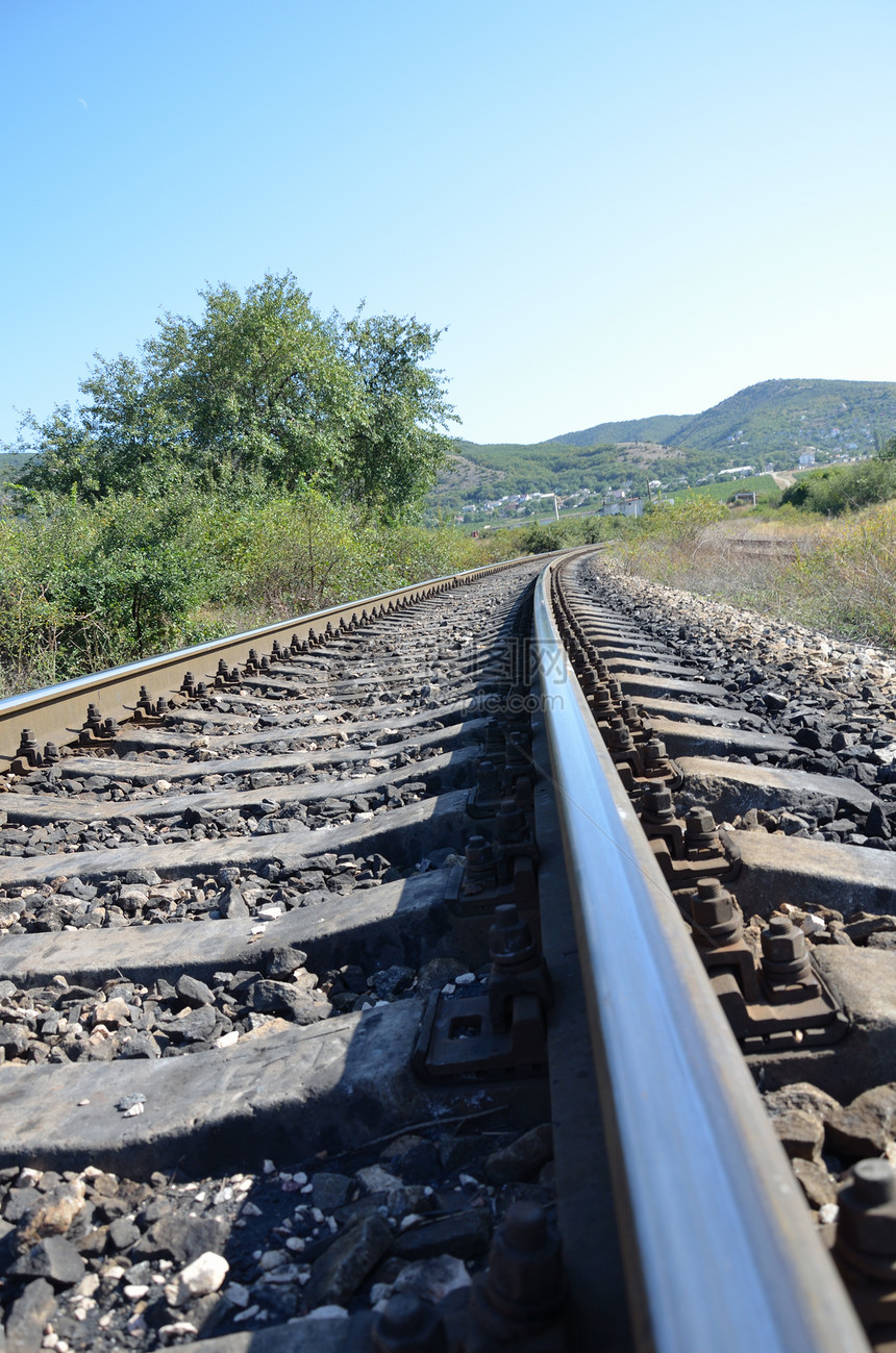 铁路铁路轨道运动石头岩石火车引擎货物过境航程蓝色金属图片