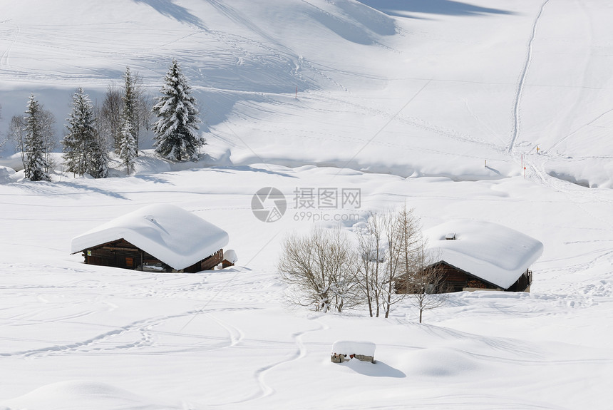 雪下的山丘小屋季节牧场小木屋建筑栖息地森林孤独木头知识房子图片