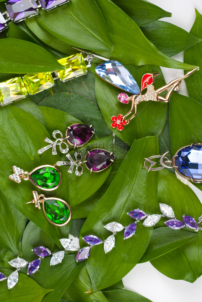 绿叶珠宝戒指婚姻展示金子庆典礼物宏观蓝色美丽金属图片