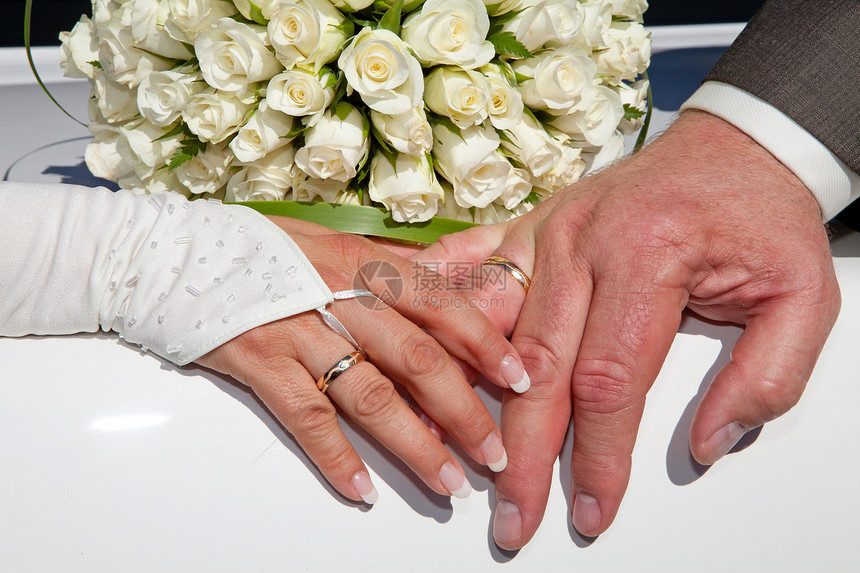 新娘和新郎的手夫妻恋人珠宝婚礼玫瑰新人妻子花朵结婚戒指图片