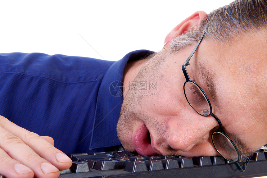 男书呆子在键盘上睡着了男人学生男性学习眼镜极客笨蛋图片