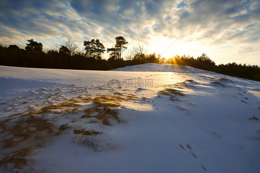 日落时雪山图片