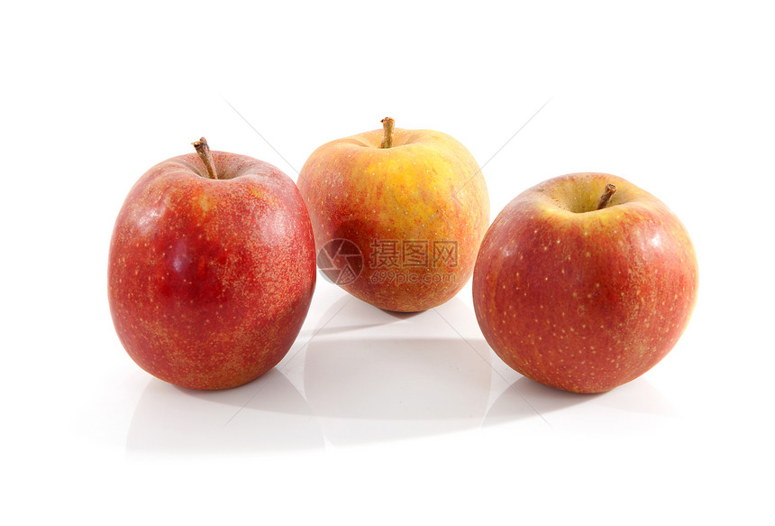白色背景上三个红色苹果食物维生素饮食水果图片