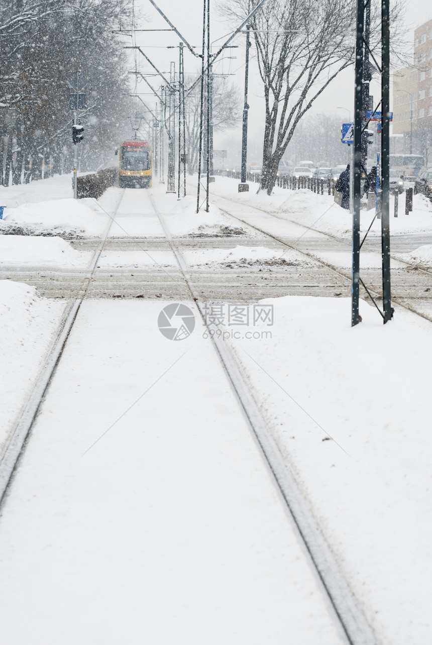 在重雪中接近铁轨图片