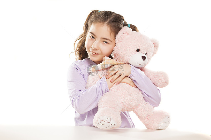 小女孩和泰迪熊女性微笑快乐孩子头发粉色白色幸福乐趣玩具熊图片
