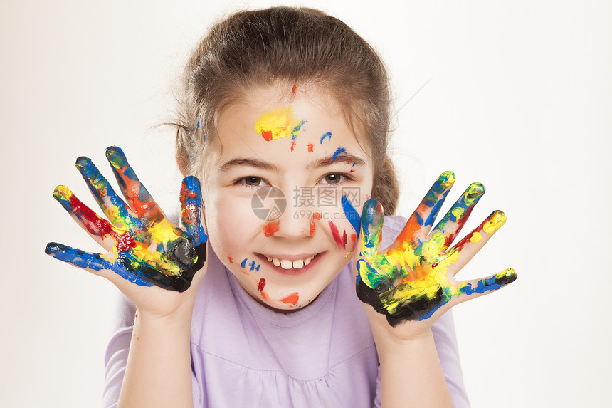 快乐的小女孩和颜色教育橙子绘画生长儿童学习色彩俏皮人类艺术家图片