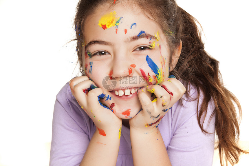 快乐的小女孩和颜色素描画家童年创造力俏皮绘画橙子儿童乐趣蓝色图片
