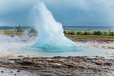 吹熄Strokkkur 喷雾器涌泉蓝色沙漠场地热能吸引力能源地热压力海湾背景