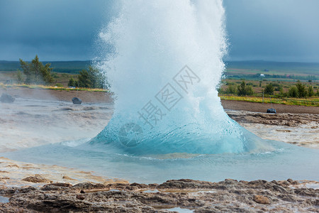 吹熄Strokkkur 喷雾器海湾涌泉活力场地压力黄金吸引力蒸汽地热沸腾背景