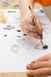 小男孩在画画苗圃儿童刷子桌子水彩画男生浴缸绘画艺术背景图片