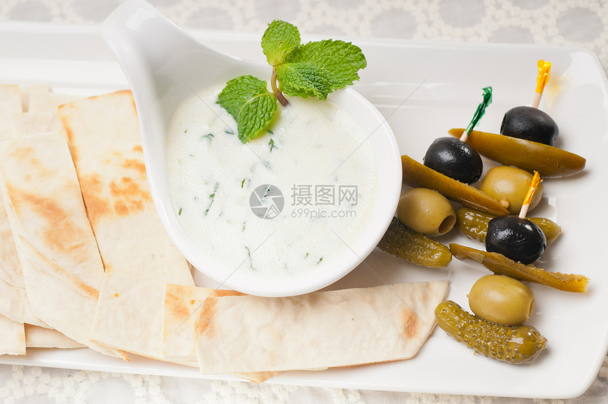 希腊语 Tzatziki 酸奶酱和皮塔面包蔬菜黄瓜薄荷香料酸奶面包草本植物小吃营养奶油图片