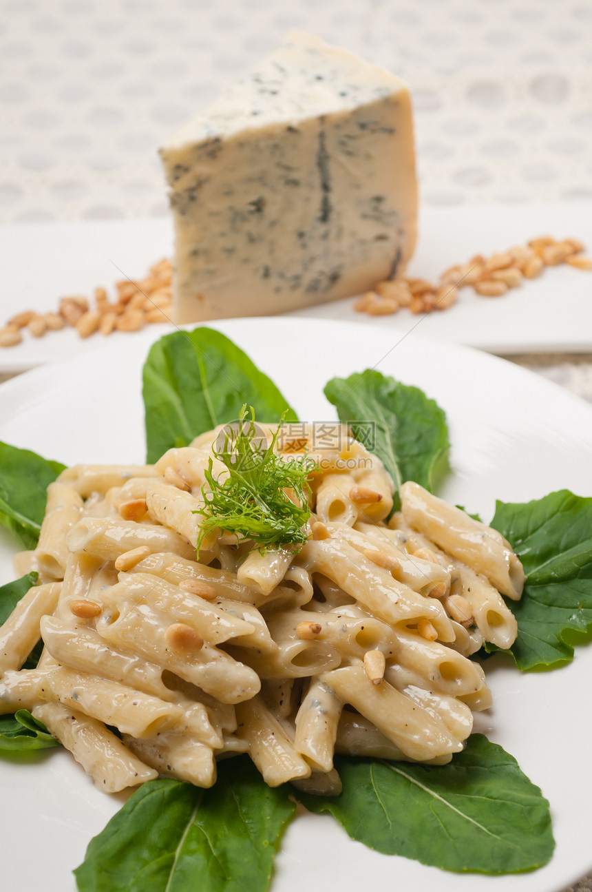 意大利通心粉戈贡佐拉和松子奶油产品坚果美食菠菜小麦草药桌子盘子食物图片