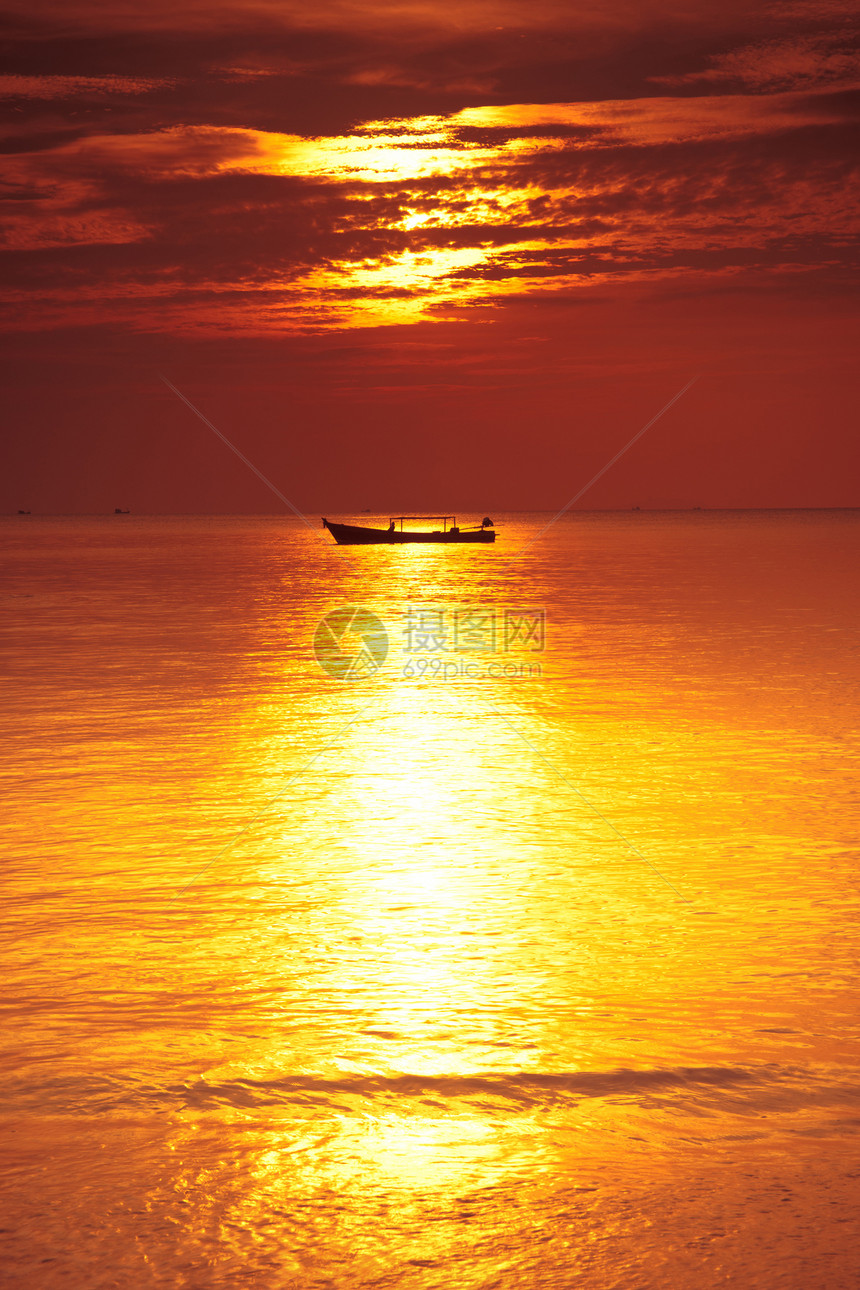 日落时在海上乘船海洋天空海岸旅行钓鱼海滩热带太阳橙子图片