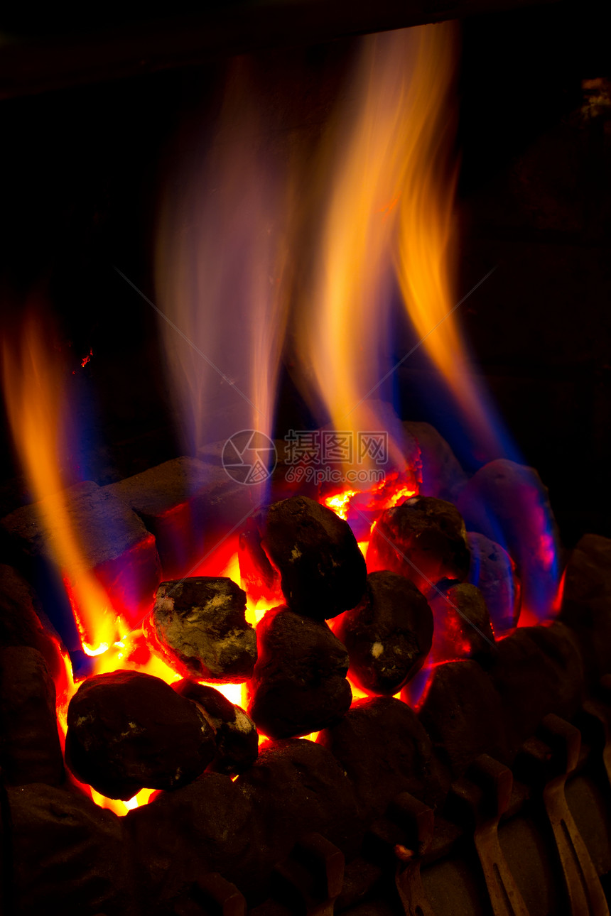 现代家庭燃烧强烈的燃气火风格煤炭火焰辉光金属橙子食物鹅卵石烹饪岩石图片