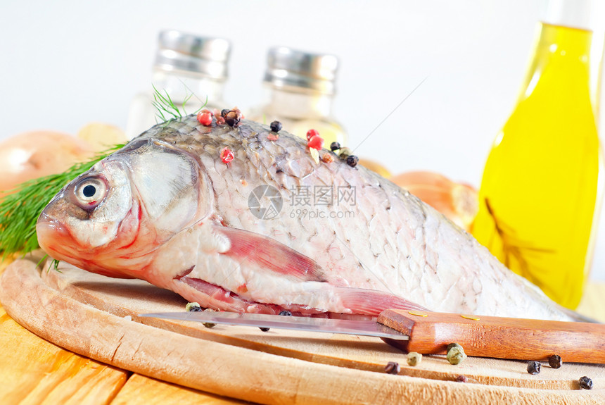 新鲜鲤鱼游泳木板海鲜桌子淡水厨房食物饮食香菜胡椒图片