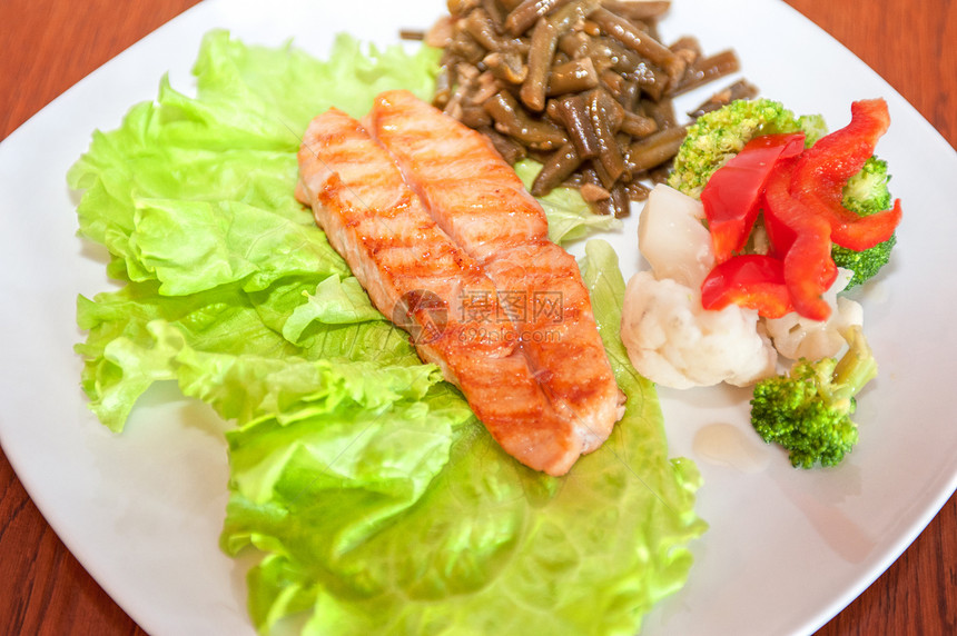 马哈马牛排橙子牛扒海鲜奢华奇异果沙拉烹饪盘子美食鱼片图片