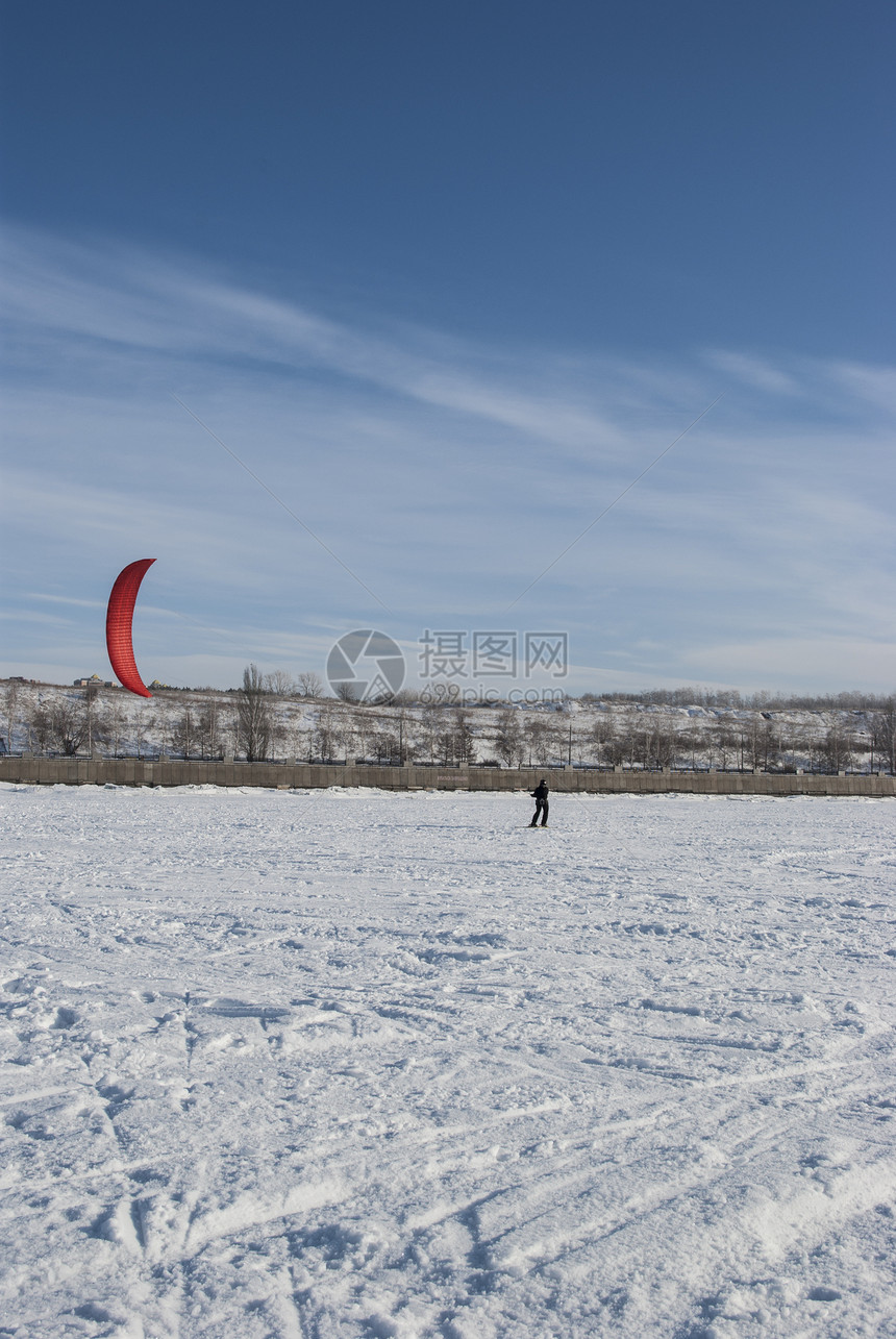 冬季风筝冲浪天空追求力量滑雪冒险动作太阳男人蓝色图片