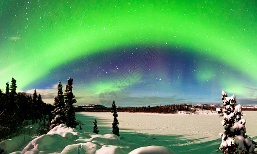 育空强烈展示北光的北极光场地北极星地区磁性蓝色月亮磁层戏剧性太阳风天文学背景
