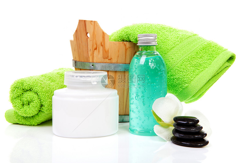 水疗或桑浴的配件石头瓶子毛巾绿色木头鹅卵石打扫桑拿洗澡身体图片