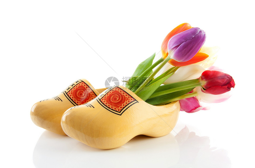 传统黄色木制鞋和色彩多彩的郁金香图片