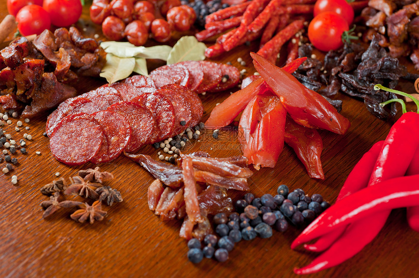 肉类和香肠沙拉桌子盘子牛肉治愈营养香菜熏制食物蔬菜图片