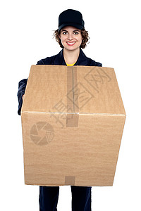 帅美女人拿着纸箱装着硬纸盒高清图片