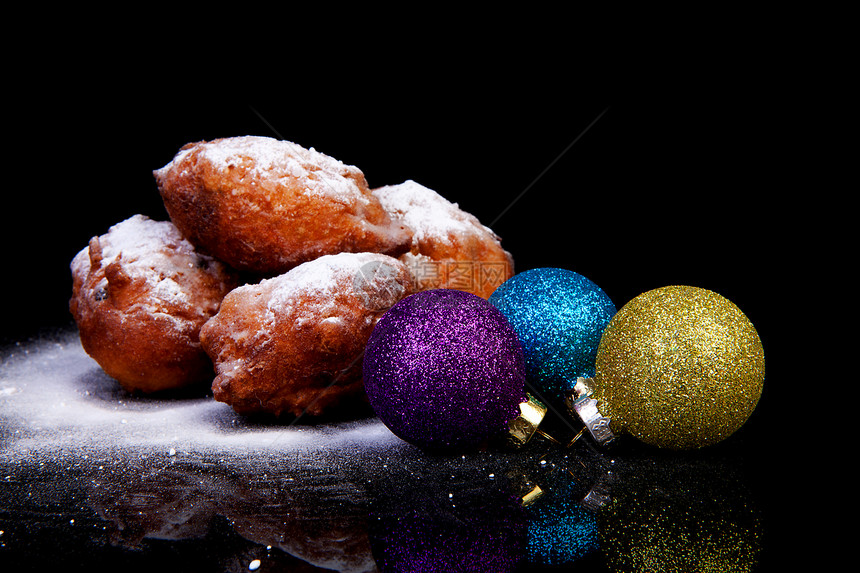 荷兰奥利伯伦和圣诞球的皮囊派对新年粉状传统食物图片
