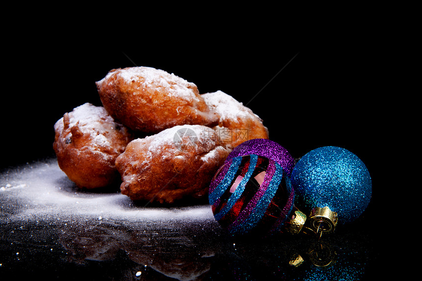 荷兰奥利伯伦和圣诞球的皮囊粉状传统新年黑色食物派对图片
