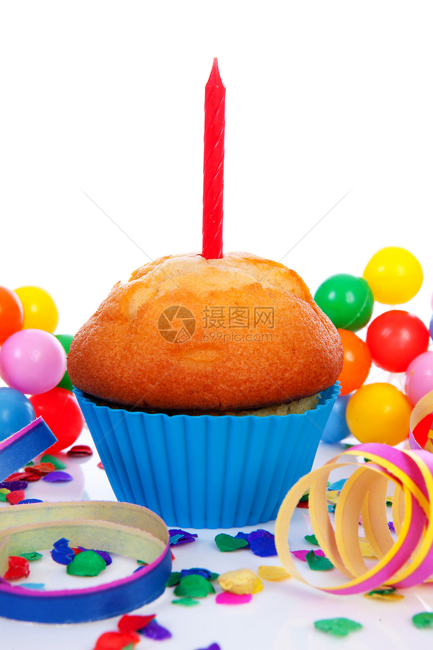 生日蛋糕 上面有蜡烛和彩色的面团图片