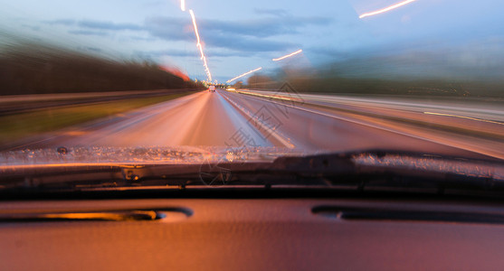 旅行旅费驾驶条纹雨刷器车辆玻璃天空车道背景图片