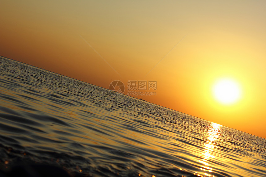 海上日落海浪橙子反射波纹水平假期天空风景地平线阳光图片