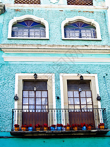 瓜纳华托省配有花盆的墨西哥建筑背景