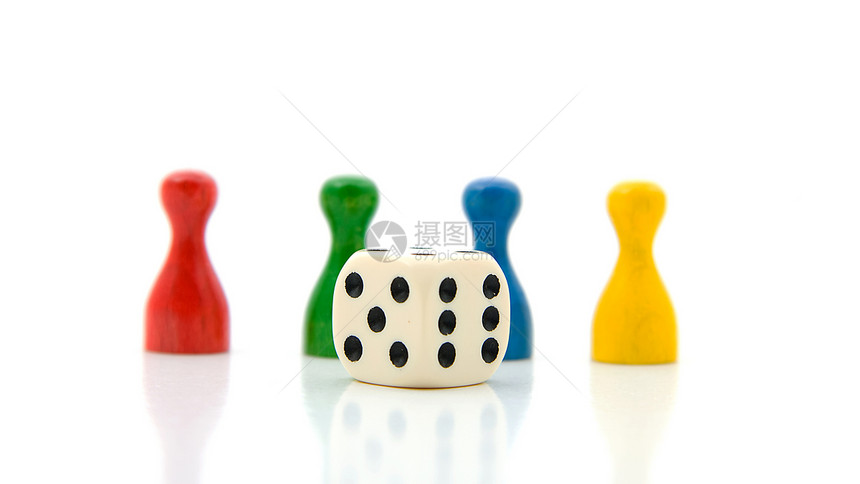 4个彩色的白骰子当铺黄色红色立方体白色介子绿色蓝色游戏乐趣图片