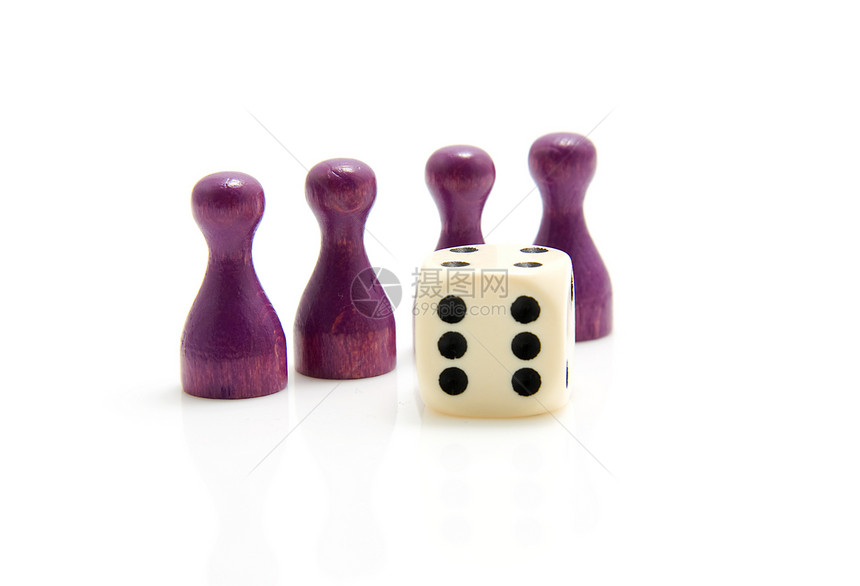 四只有骰子的紫色木图片