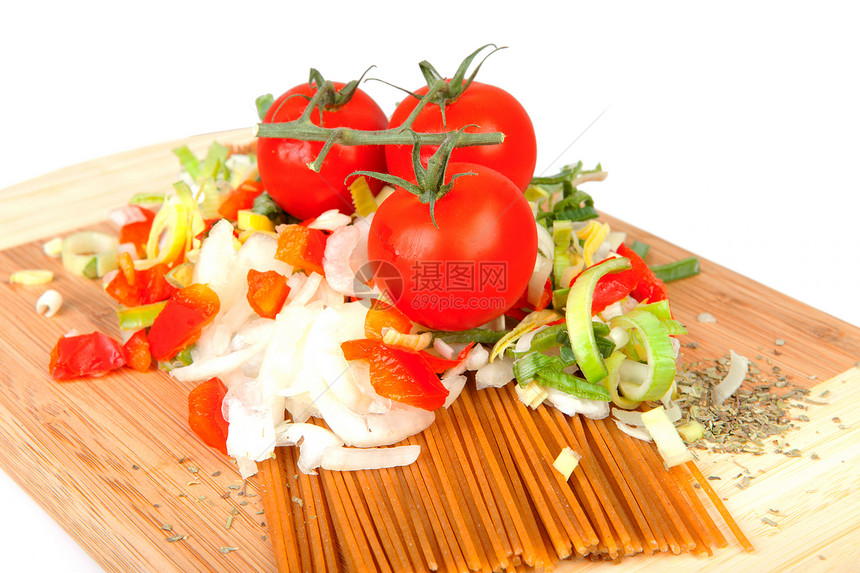 意大利面的成分蔬菜面条食物美食黄色洋葱木板韭葱草药辣椒图片