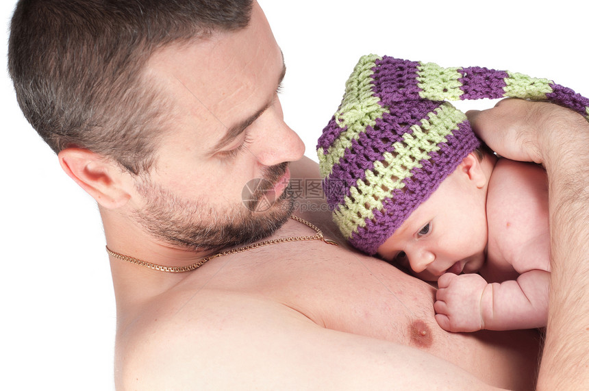 与爸爸戴编织帽子的新生儿婴儿图片