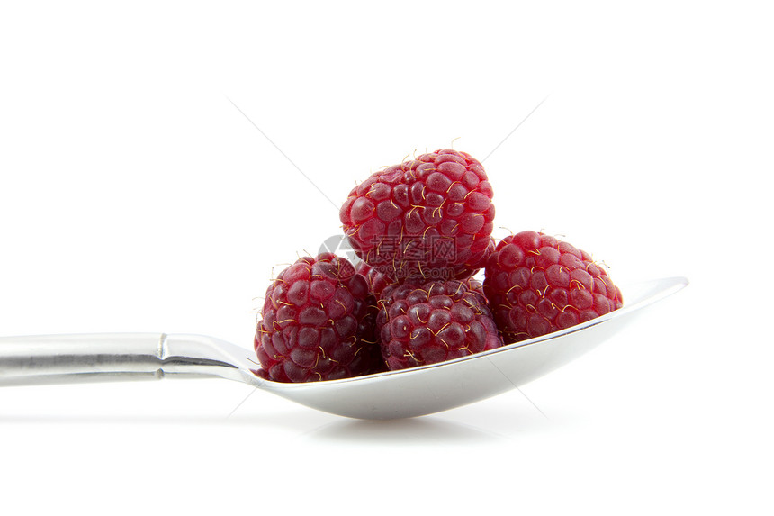 勺子上新鲜的草莓图片