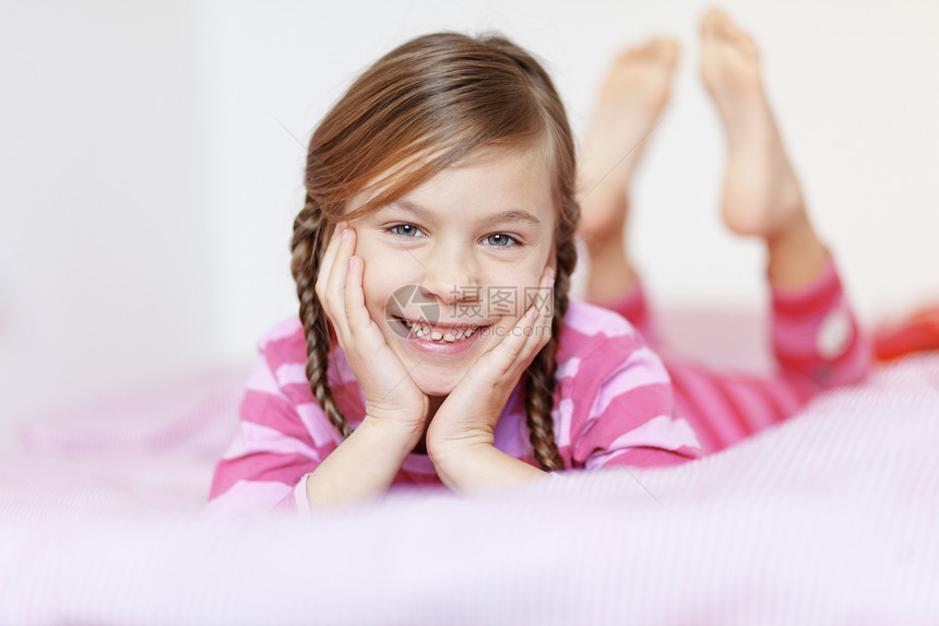 女孩在床上女儿卧室乐趣闲暇赤脚苗圃童年快乐孩子房间图片