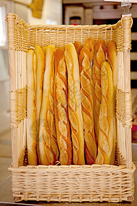 新烤的法国面包包食物午餐篮子早餐面包糕点背景图片