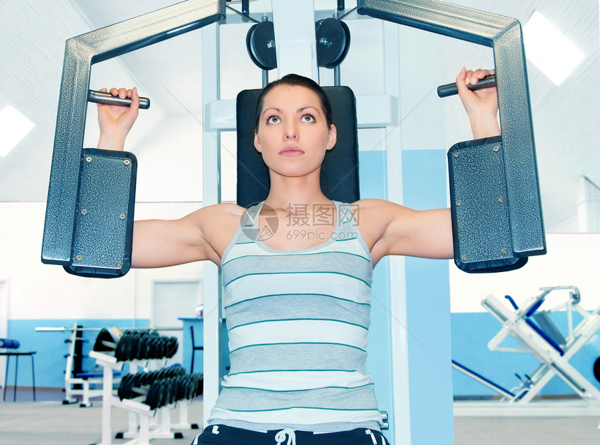 参加健身俱乐部的妇女手臂重量训练腹部活动力量工作闲暇二头肌耐力图片