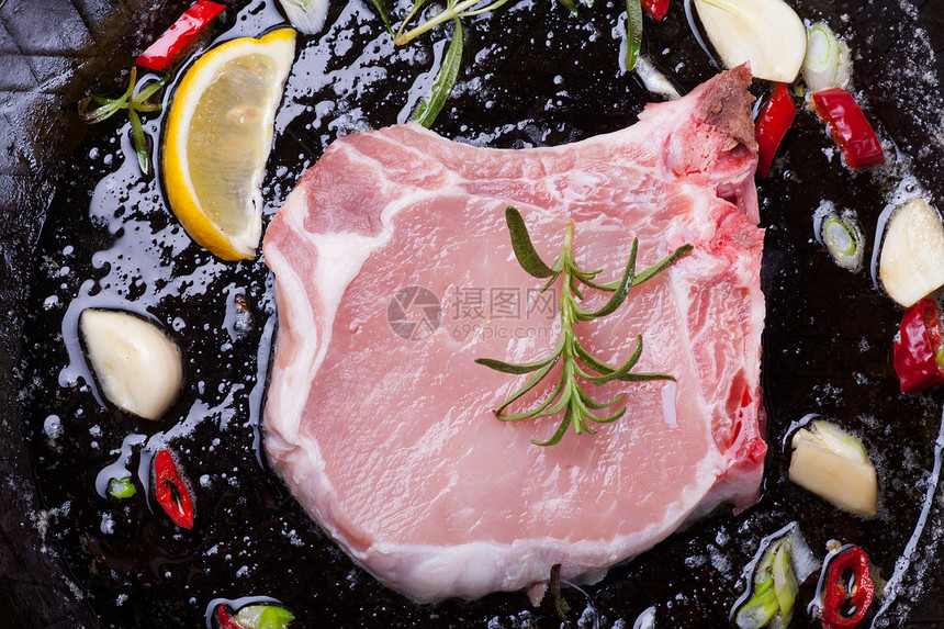 锅里肉的生菜烧烤食物草本植物辣椒红色柠檬黑色平底锅美食香料图片