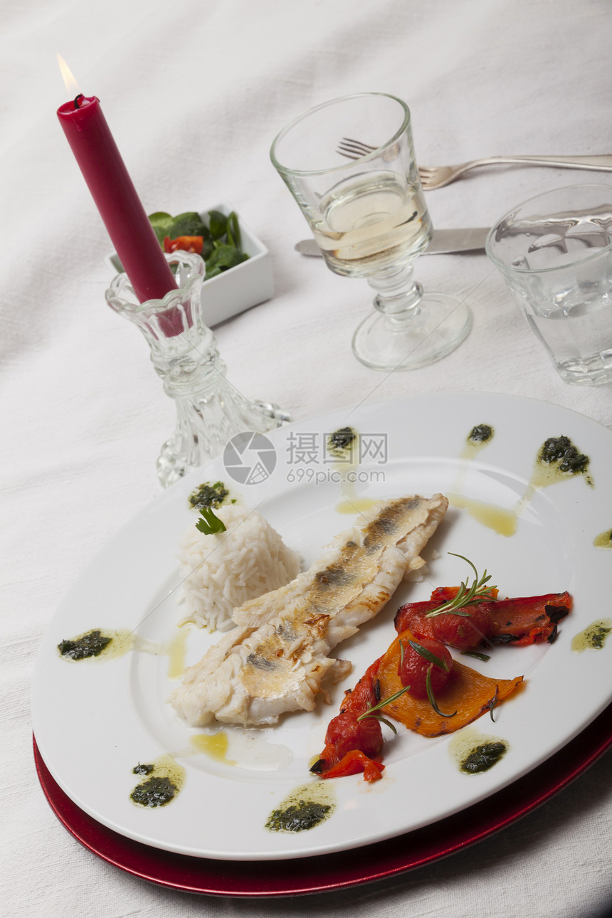 盘子上一小片虫迷迭香海鲜蔬菜玻璃沙拉胡椒桌子红色火焰香菜图片