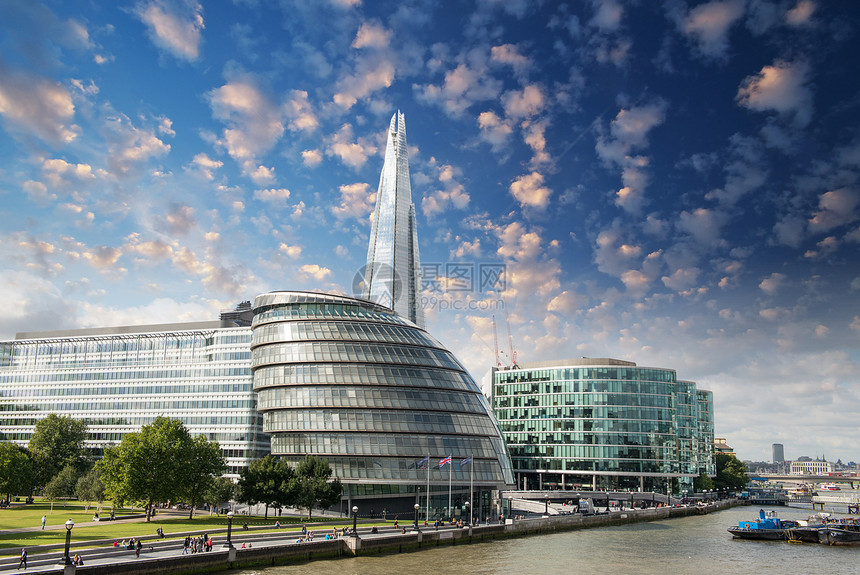 新伦敦市政厅 有泰晤士河和云天 全景日落旅游商业首都文化地标天空景观金属生活图片