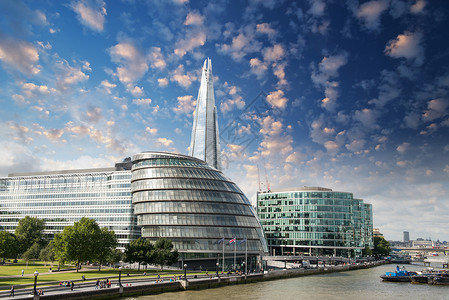 云天渡玻璃桥新伦敦市政厅 有泰晤士河和云天 全景日落旅游商业首都文化地标天空景观金属生活背景