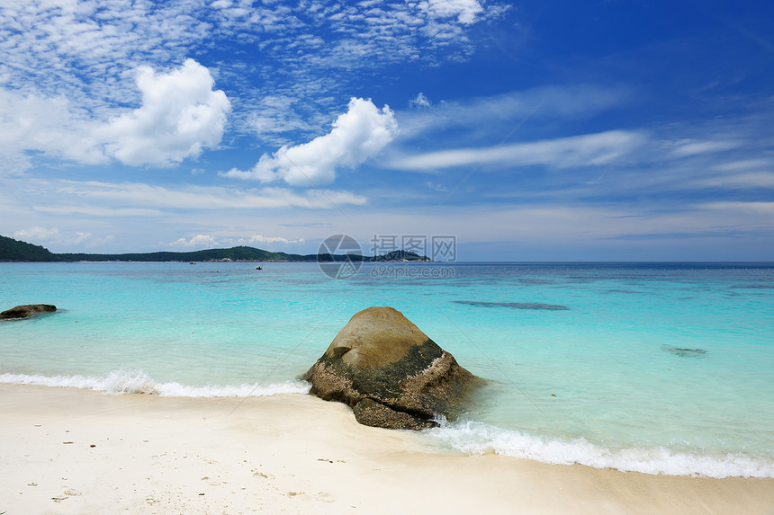 美丽的海滩蓝色海洋岩石海岸线旅行海景假期风景石头热带图片