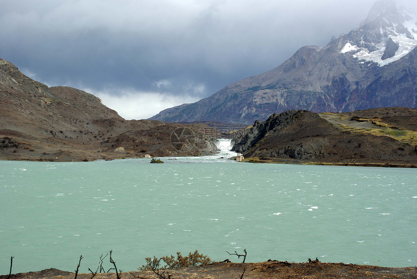 智利的景观多云岩石荒野瀑布风景冰川全景图片