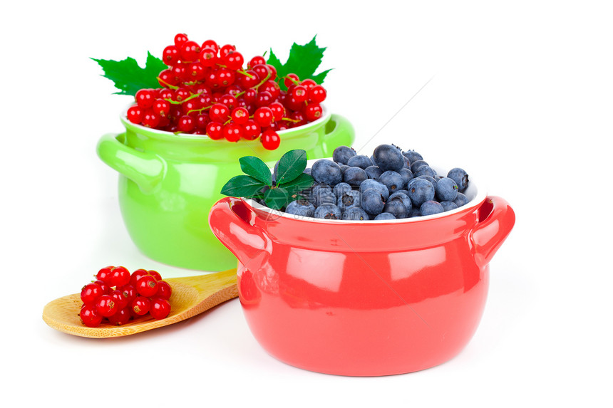 甜美的红草莓和蓝莓 孤立在白后腹瓜上叶子园艺果汁食物醋栗白色红色绿色水果植物图片