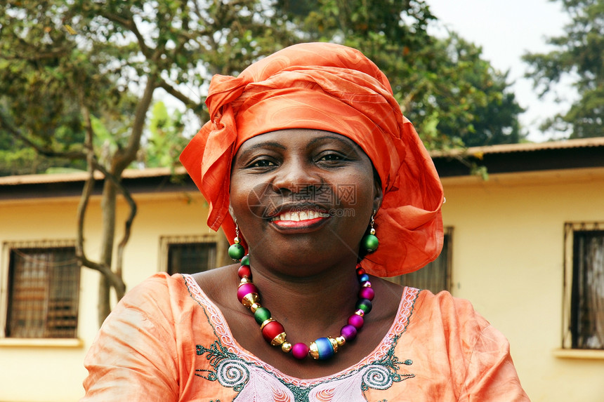 带着橙色围巾微笑的非洲妇女图片