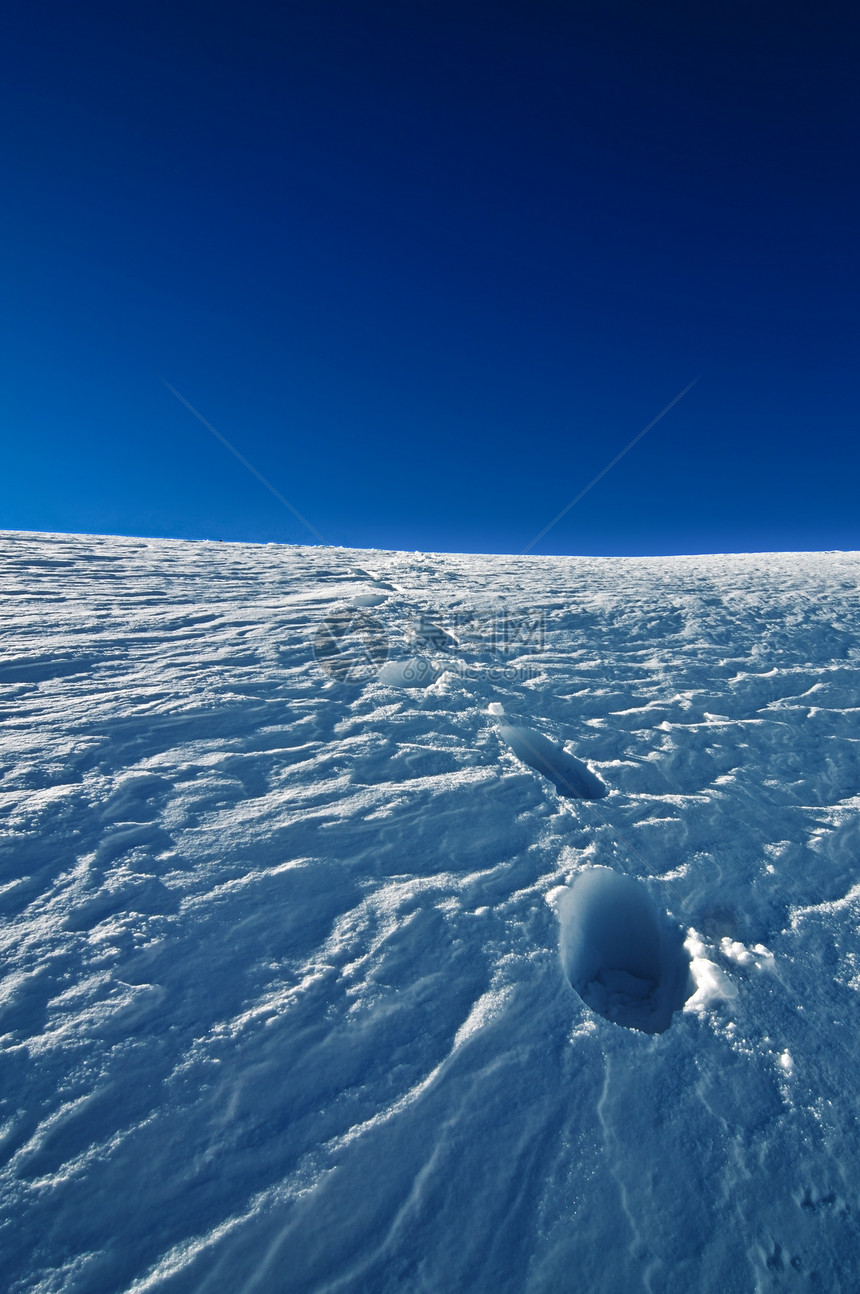 雪中脚步娱乐高山漂移雪堆蓝色脚印漂流大雪风景踪迹图片