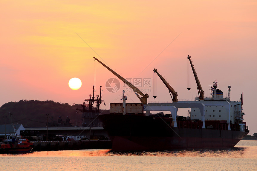 日落时货船在港口工作绳索卸载加载制造业运输商业起重机金属后勤图片